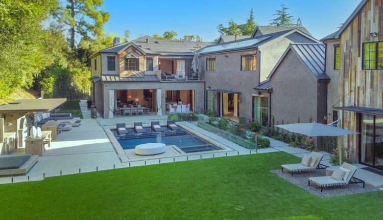Kelly Clarkson unloads Encino farmhouse for $ 8.24 million

