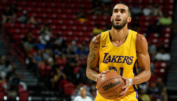 The Los Angeles Lakers sign Trevelin Queen for the training camp

