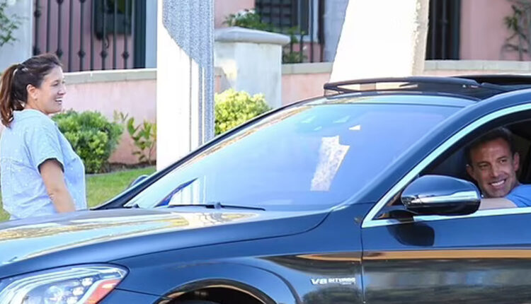 Ben Affleck Happy To picks up his children from school

