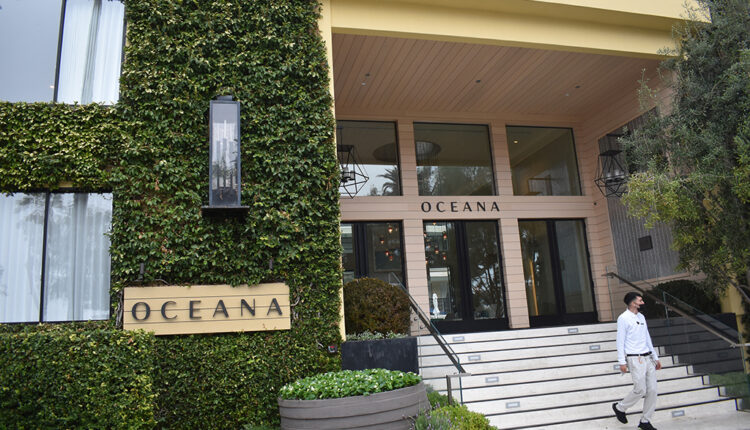 The application of the Oceana Hotel to open the restaurant to the public fails due to a deadlock in the council

