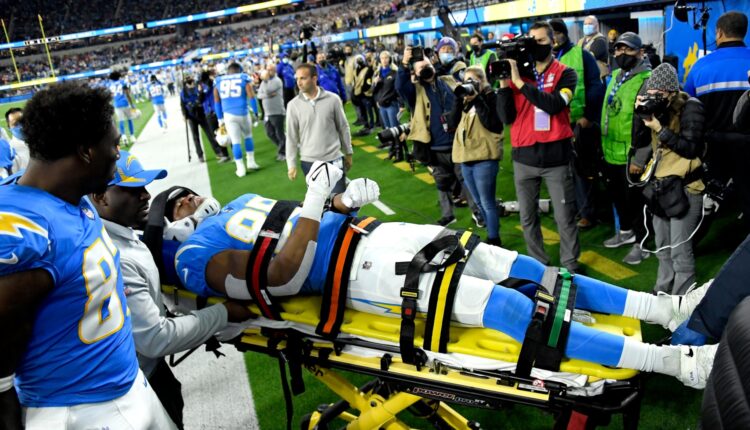 Chargers Tight End Carted Off Field - CBS Los Angeles

