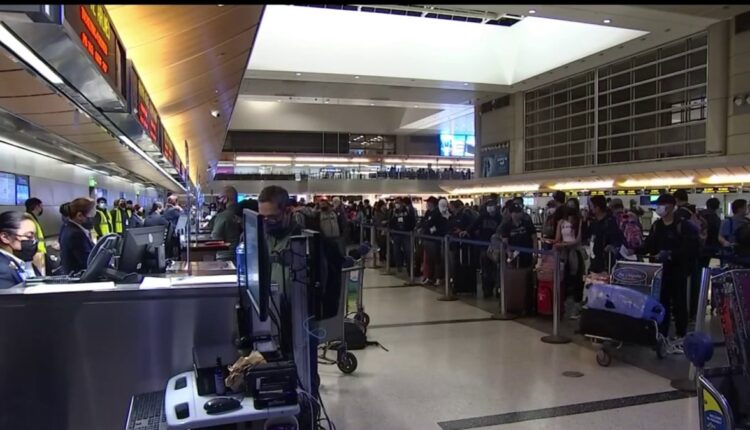 The rush for vacation travel continues despite the spread of Omicron - NBC Los Angeles

