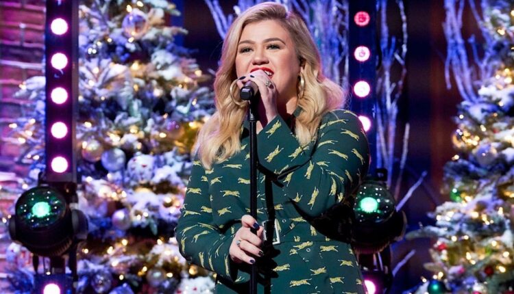 Kelly Clarkson is planning an "extra special" Christmas present after the divorce

