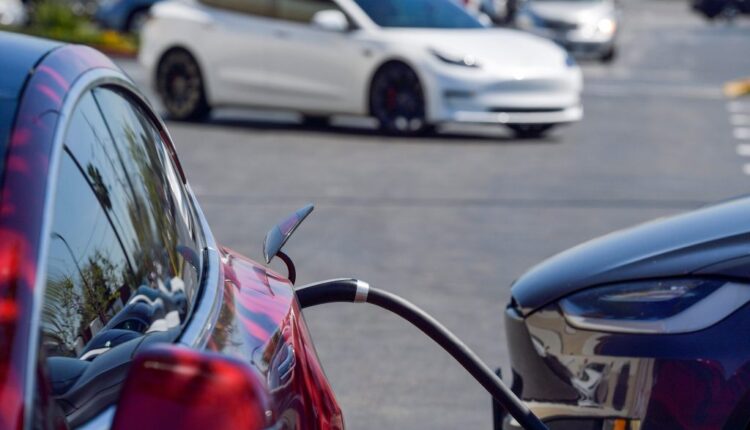 CSU Northridge event puts focus on electric vehicles amid soaring gas prices - Daily News
