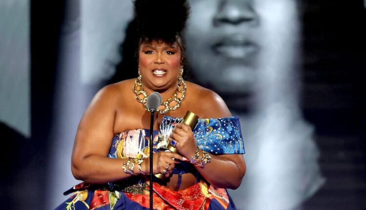 Lizzo's Mom Presents People's Champion Award to Her at People's Choice Awards: 'So Proud of Her'
