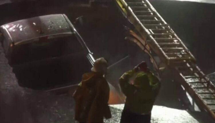 Four People, Two Cars Fall Into Chatsworth Sinkhole – NBC Los Angeles

